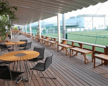  フットサル場が見えるテラス席